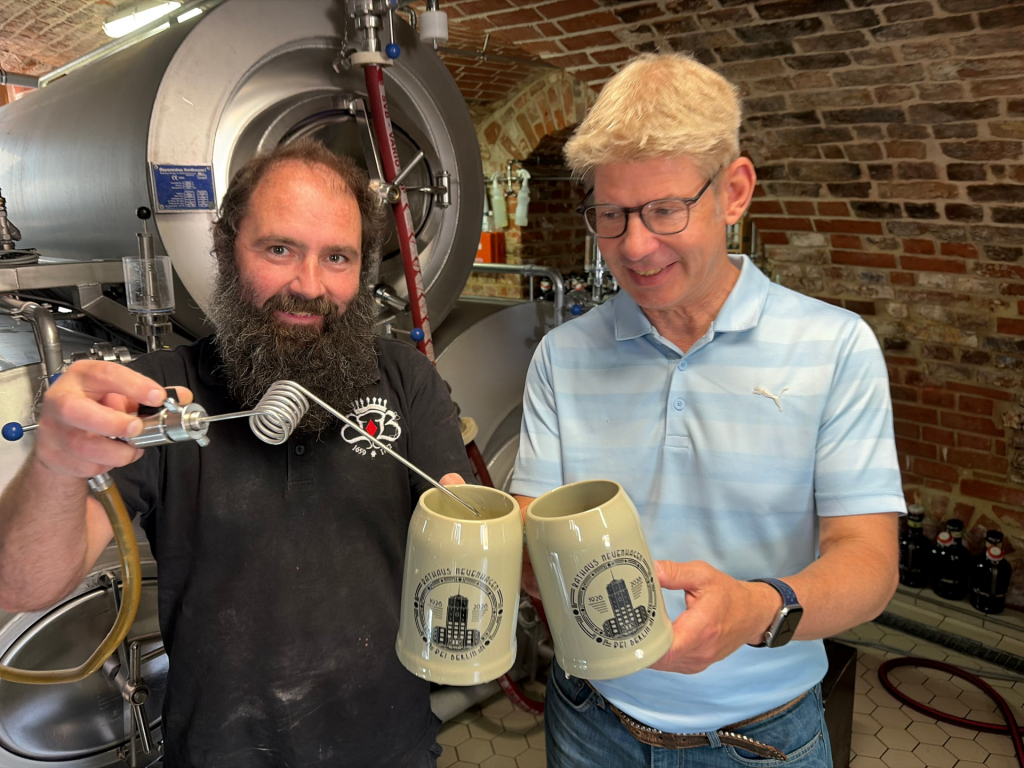 Test der Jubiläumsbierkrüge, die beim Fest im September auch erworben werden können